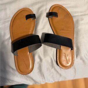 Universal Thread Black and Tan Slide Sandals